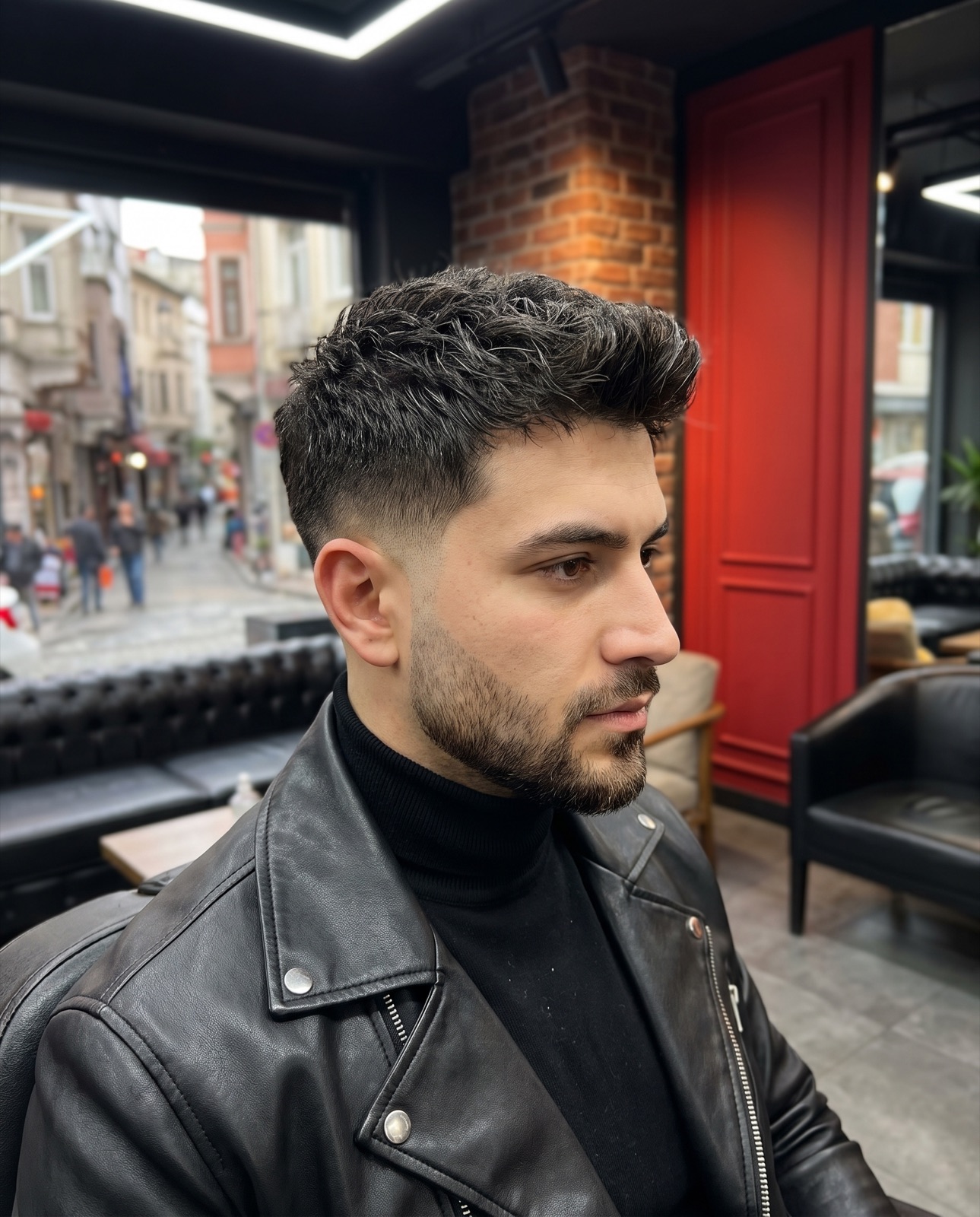 Dokulu kısa erkek saç kesimi